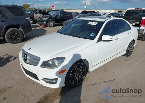 2013 Mercedes-Benz C 350 Sport z USA, uszkodzony, nr VIN WDDGF5HB2DR271844